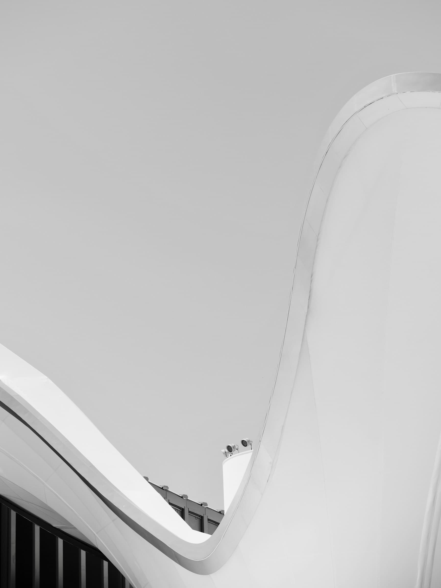 Detalle arquitectónico de líneas curvas blancas